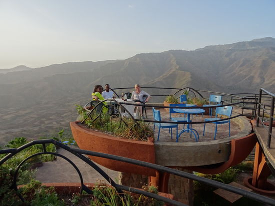 Entspannt geniessen wir die wunderschöne Aussicht.