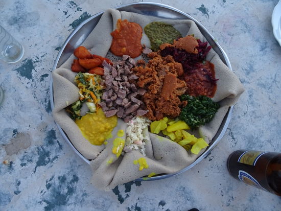 Wir lassen den Abend mit Injera und