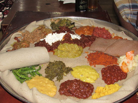 Nebenbei essen wir, wie so oft Injera.