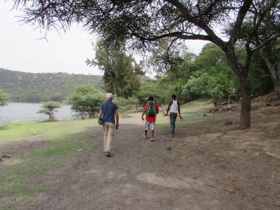 Somit beschließen wir auf der anderen Seite des Sees noch ein wenig zu gehen. Nach einer Weile steht fest, wir werden den See umrunden. Es sind da. 10 km.