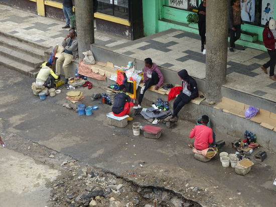 In der ganzen Stadt wimmelt es von Schuhputzern.