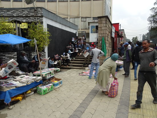 Hier werden Stellenanzeigen studiert.