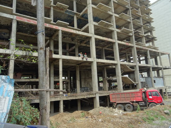 Dann winken uns die zwei Frauen zu und geben zu verstehen, das wir sie fotografieren sollen.