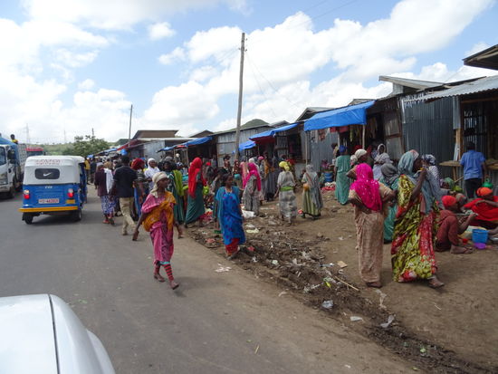 Immer wieder ein Menschen Gewusel. Mich faszinieren auch immer wieder die bunten Farben der Kleidung.
