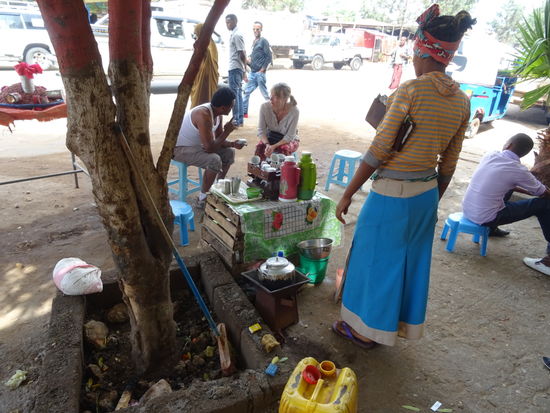 Kaffeepause in Babile und es gibt wieder einiges zu erzählen. Wir tauschen uns viel über die kulturellen Unterschiede aus. Unser Fahrer Musfin ist schon mehrfach  in Deutschland gewesen und sehr offen in der Diskussion.