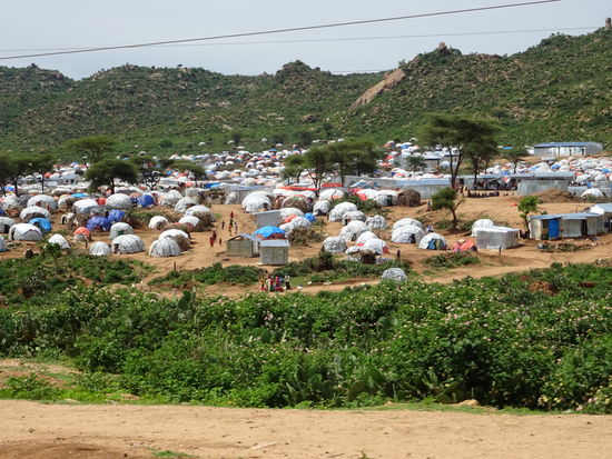 Dann sehen wir riesige Flüchtlingslager. Diese Menschen sind aus Somalia geflohen.