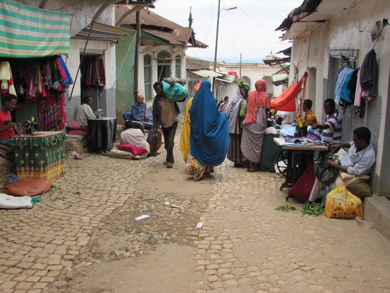Meistens sind es die Männer, die hier die Nähmaschine bedienen.