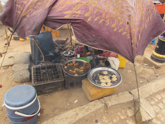 Hier werden köstliche Kartoffeltaschen angeboten. An anderer Stelle haben wir auch noch leckere Linsentaschen probiert.
