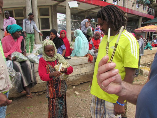 Wir befinden uns nun ausserhalb der Stadtmauer und kaufen noch ein paar "Zahnbürsten". Happy gibt uns gleich eine Einweisung: erst weich kauen, dann schrubben....
Im Hintergrund wird wieder Cath verkauft.
