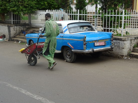 Diese Peugeots sehen wir hier super häufig. Sie sind als Taxen unterwegs.