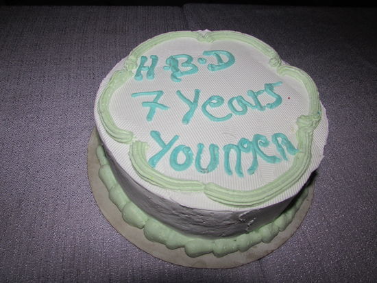 Dann hat Happy noch eine mega Überraschung für mich. Eine Geburtstagstorte .
Da der äthiopische Kalender erst im Jahr 2010 ist, bin ich nun wesentlich jünger geworden 