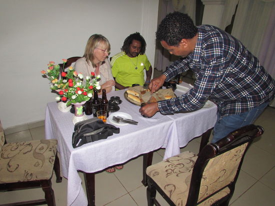Doch ehe wir uns über die Torte hermachen,  essen wir gemeinsam Injera und trinken das einheimische Bier.