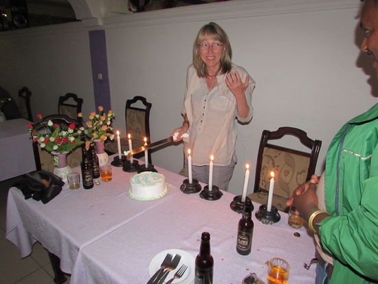 Daniel bringt Kerzen und alle Gäste stimmen Happy Birthday an.Die Torte wird brüderlich mit allen geteilt. Sie hat lecker geschmeckt. Thank you Happy!!!