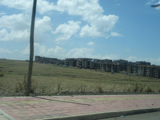 Wir nähern uns Addis und den vielen Baustellen.  Überall entstehen solche Wohngebiete und Industrieparks. Addis hat ca. 3,3 Millionen Einwohner und es werden neben Jobs auch Wohnraum benötigt.
Die Stadt wurde erst 1886 gegründet.  Addis Abeba heißt "neue Blume".