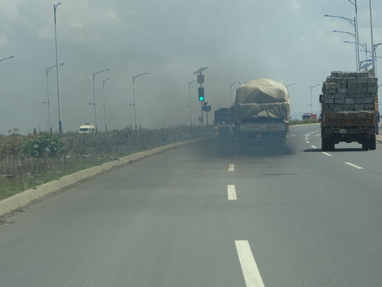 Ein nicht seltener Anblick. Die Luft ist insbesondere in den großen Städten sehr schlecht. Wir spüren wie die Abgase in den Atemwegen beißen. Hier sind wir die letzten ca. 50km auf der Autobahn unterwegs. Sie ist Moutpflichtig und es kostet 50birr.