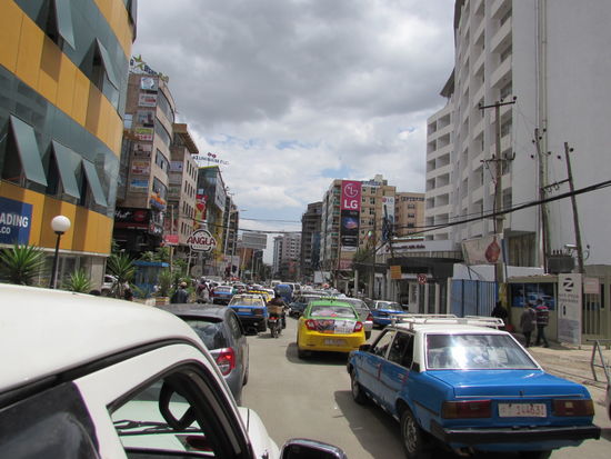 Durch dicht gedrängten Verkehr geht es zunächst wieder zu dem bereits bekannten MM Guesthouse.
