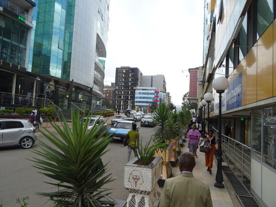 Äthiopien Airlines hat hier mitten der vielen noblen Hotels sein Büro. Matthias sucht gleich noch einen Bankautomaten auf. Er holt zweimal 4000Birr, mehr bekommt man nicht auf einmal. Dafür hat er dann mehrere Zentimeter Geld in der Hand. Für 1 Euro bekommen wir 33 Birr.