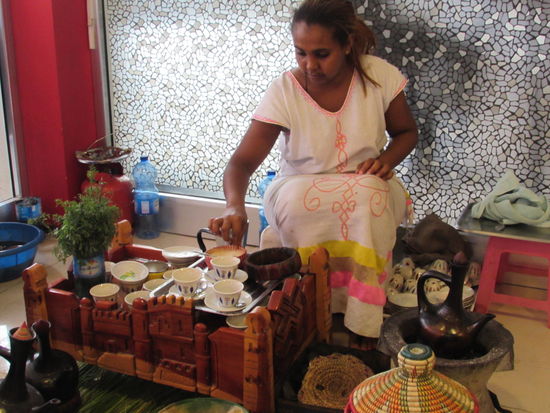 Nachdem der Flug gebucht ist, gehen wir entspannt einen traditionellen Kaffee trinken. Draussen regnet es gerade wieder.