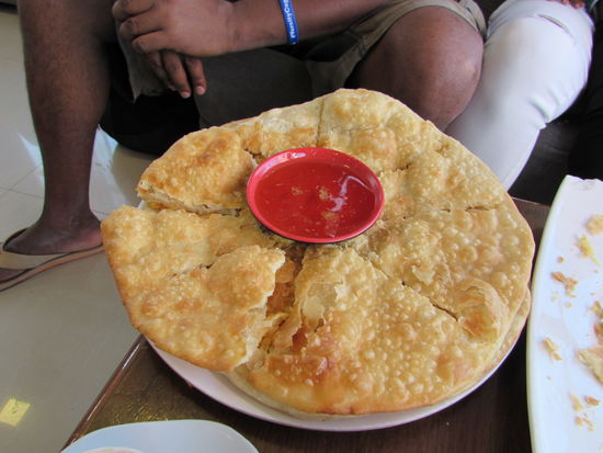 Fifir ist ein Blätterteig gefüllt mit z.b Gemüse oder Ei. Das ganze wird vor dem Verzehr in Honig getunkt und schmeckt köstlich.