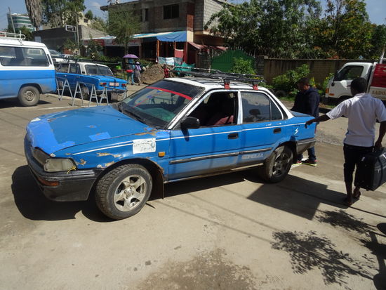 Mit diesem Taxi geht es zum Flughafen.