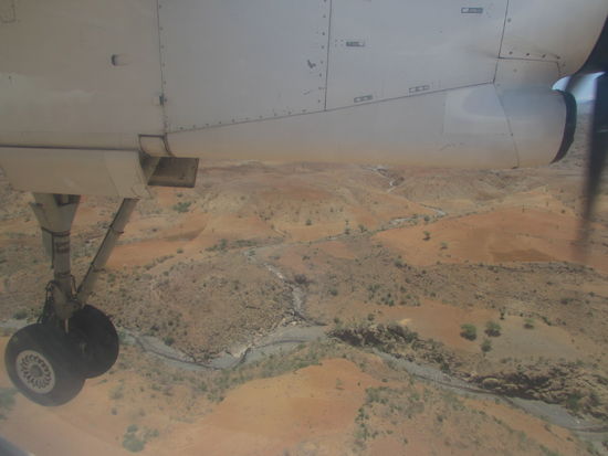 Das Fahrwerk ist ausgefahren,  Landeanflug auf Lalibela.