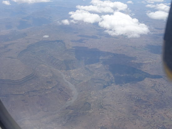 Dann können wir die grandiose Bergwelt bestaunen. Immer wieder sieht man die Plateaus die plötzlich in tiefe Schluchten enden. Ich bin sehr ergriffen von diesem wundervollen Anblick.