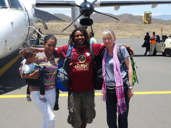 Glücklich gelandet. Auch Efrat und ihre Mutter sind mit uns geflogen. Für sie hat jemand aus der Famile den Flug gesponsert. Wir sind immer wieder davon ergriffen wie eng hier die Familienbande sind und wie einer für den anderen einsteht.