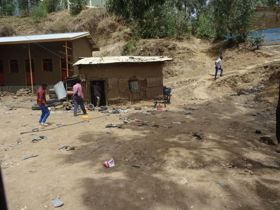 Doch vorher wird noch in dieser Werkstatt angehalten. Der Luftdruck muss geprüft werden.