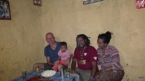 Wir sind zum Abendbrot eingeladen. Die Frau die bis vor kurzem im Waisenhaus gekocht hat, möchte uns kennenlernen. Ich kann leider nicht mit ...Migräne 