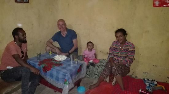 So hält Matthias die Stellung. Es gibt Injera mit Hühnchen. Matthias ist von der grossen Gastfreundlichkeit angetan.