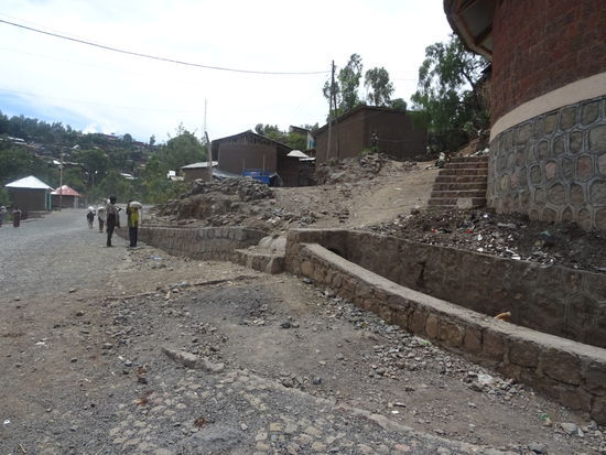 Auf dem Weg zum Markt. Diese Straße wird gerade neu gemacht. Auch hier sind es chinesische Investoren. Diese bringen zum Leid der Einheimischen sogar ihre eigenen Mitarbeiter mit.