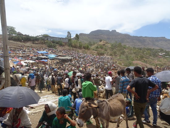 Hier herrscht ein buntes, quirliges Treiben und die Sonne brennt erbarmungslos.