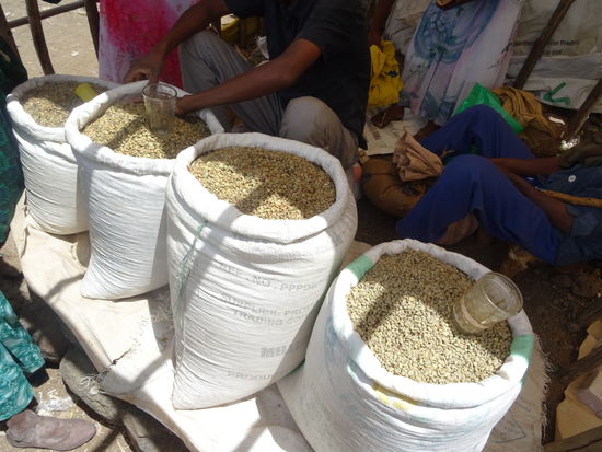 Natürlich darf auch Kaffee nicht fehlen.
Es gab auch einen Viehmarkt mit Ziegen, Schafen und Hühnern. Wegen der bevorstehenden Feiertage wurden insbesondere Hühner lebend an den Beinen zusammen gebunden Kopfüber nach Haus getragen.