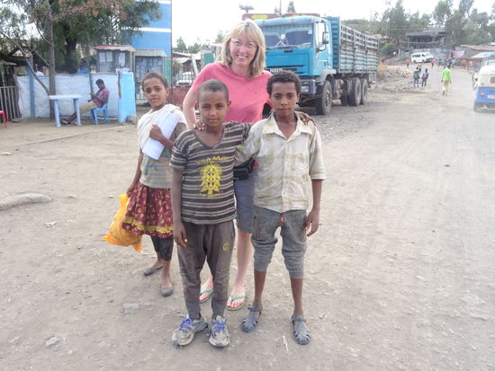Wir werden immer wieder freundlich angesprochen: How are you? Do you like Lalibela? Where are you from? Gerade die Jugendlichen und Kinder suchen meistens nur ein kurzes Gespräch. Diese beiden wollten unbedingt mit mir aufs Foto 