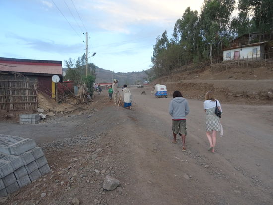 Gegen Abend kommt Happy vorbei. Er will mit uns zum traditionellen Shoulder Dancing. Doch vorher gehen wir noch ein wenig durch den Ort und besuchen nun alle gemeinsam noch einmal seine Tante.