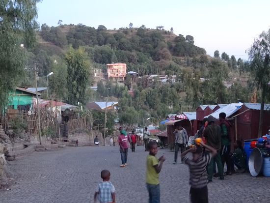 Das orangefarbene Gebäude in der Bildmitte ist unser Guest House.