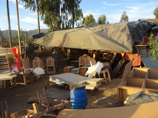 In dieser Tischlerei wurden auch die Möbel für unser Waisenhaus hergestellt. Die Arbeit findet direkt an der Straße statt.