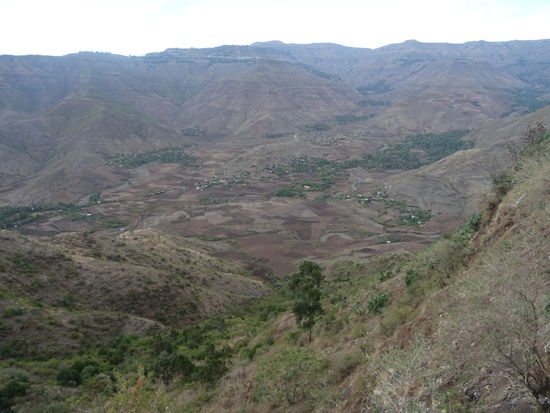 Am Ortsrand haben wir noch einen herrlichen Blick auf die Berge.