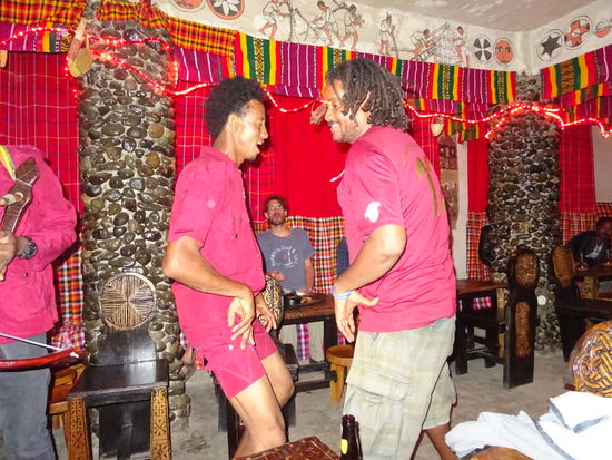 Dann geht es zum Shoulder Dancing  