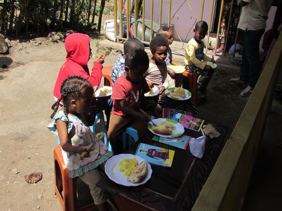 Dann gibt es erst einmal etwas zu essen. Beim letzten Besuch gab es nur eine, maximal zwei Mahlzeit pro Tag. Nun bekommen sie zuverlässig drei mal täglich etwas zu essen. Das ist Dank der Paten die wir mit unserem Verein www.gemeinsamfuerkinder.org gefunden haben möglich 
