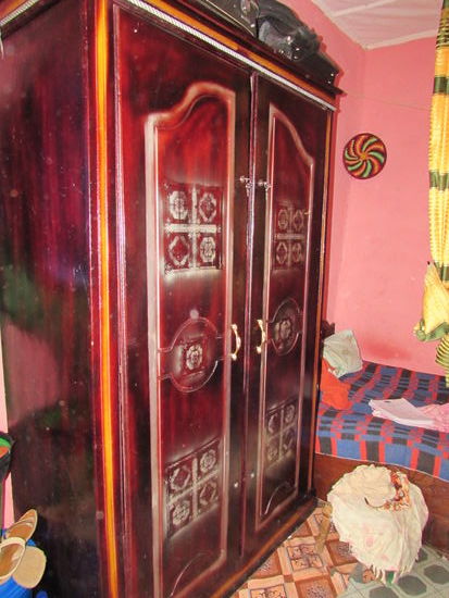 Ich nehme dann das Waisenhaus in Augenschein und freue mich darüber, das sich inzwischen doch einiges zum positiven gewendet hat. Hier wohnt Salam mit ihrer Tochter Liya. Salam kocht und wäscht für die Kinder und ist auch sonst wie eine Mutter für alle Kinder. Sie kann dafür hier frei wohnen und essen. Lohn bekommt sie nicht.
Happy der das Waisenhaus führt, unterstützt die Kinder mit einem Teil seines Lohnes, das er als Touristen Guide verdient. Er ist die Seele des Ganzen. Unterstützung bekommt er von Joseph, einem Freund.