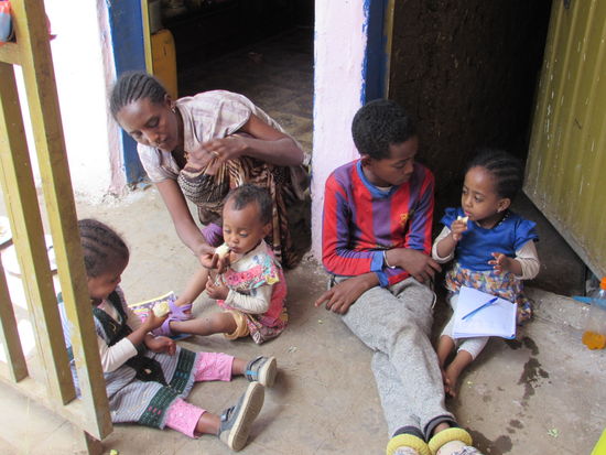 Neben unseren Waisenkindern, die hier wohnen kommen auch viele andere Kinder immer mal wieder zum Essen vorbei. Es ist Teil der Tradition in Äthiopien, es wird geteilt.