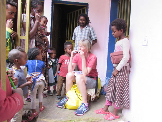 Mein Patenkind Mimi ist leider auf Besuch bei ihrer Familie. Ich verteile das Mitgebrachte an die Kinder, die hier nur sporadisch sind. Die können ihr Glück kaum fassen.