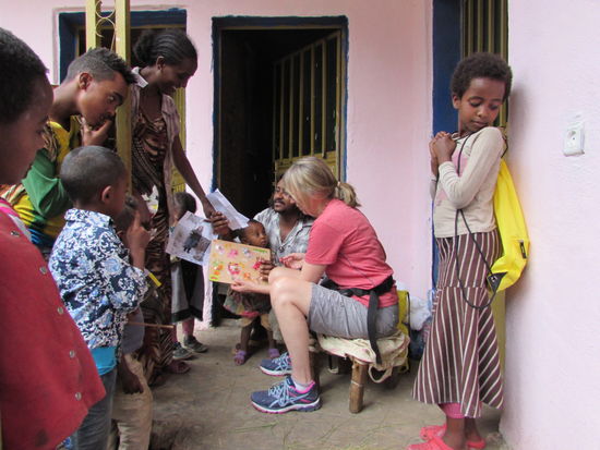 Dann bekommt auch die kleine Liya etwas und auch die Mutter freut sich riesig.