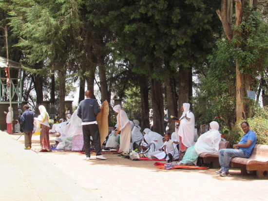 Überall sehen wir Gläubige.