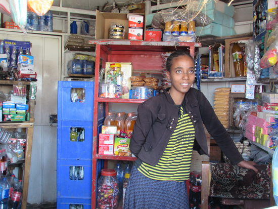 Hier kaufen wir Wasser. Das Mädchen hat dunkle Tattoos im Gesicht, das ist typisch für Menschen aus Gondar. so erklärt uns Daniel.