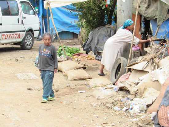 Das Leben findet auf der Straße statt, im Staub und oft auch im Müll.