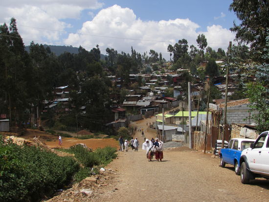 Dann sind wir am Rande der Stadt unterwegs. Kaum zu glauben in welch einfachen Hütten die Menschen hier leben.