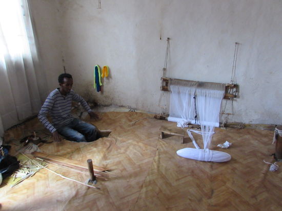 So werden die weißen Tücher gewoben. Wir haben die Gelegenheit genutzt und uns  jeder ein  Schultertuch gekauft.