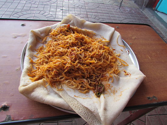 Unsere erste Injera. Ich bin nicht sonderlich begeistert.